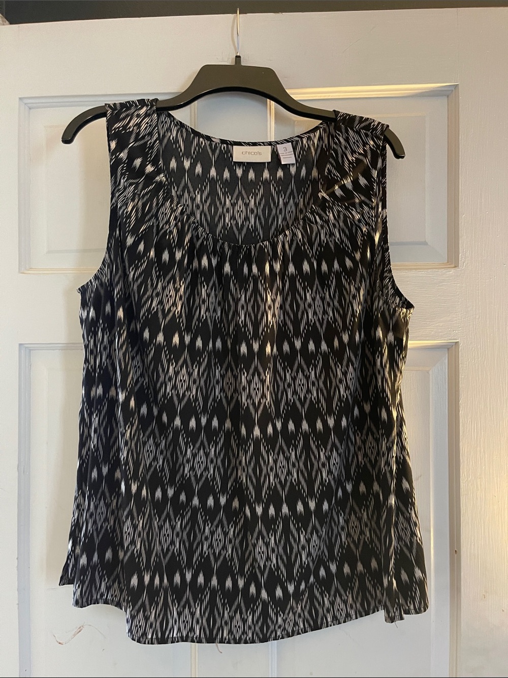 Chico's Black and White Sleeveless Printed Scoop Neck Camisole